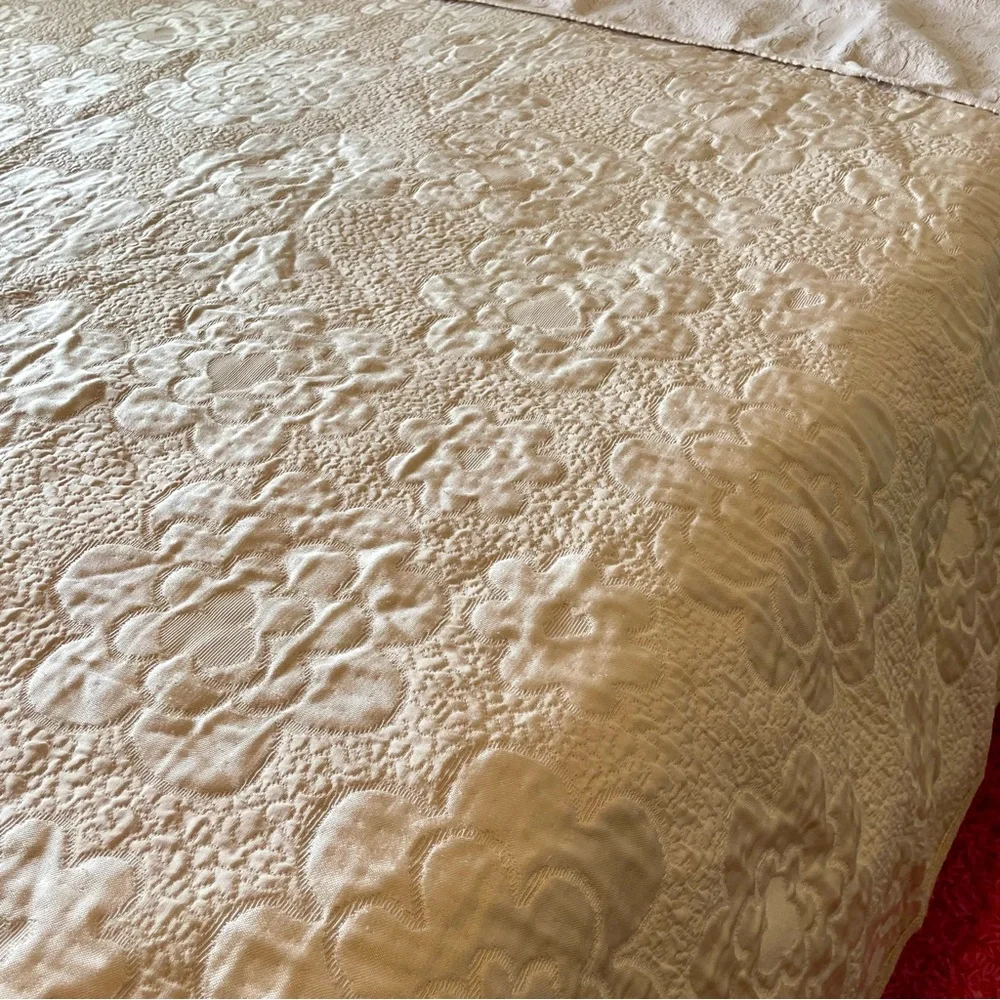 Vintage Cottagecore cream, color, quilted bedspread Approximately 92” X 94”